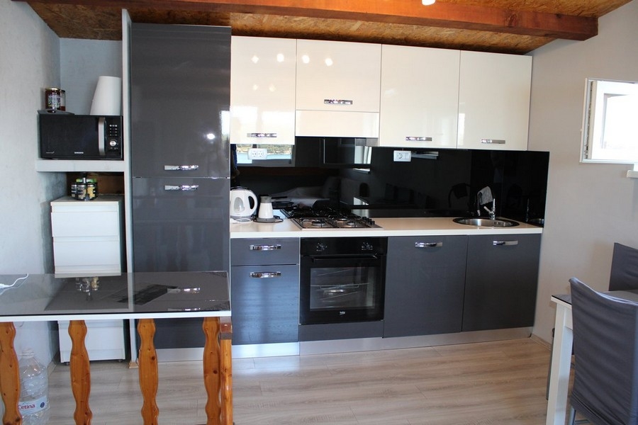 Cuisine moderne dans une maison en Croatie, parfaite pour quiconque envisage d'acheter une maison en Croatie et souhaite profiter de la vie au bord de la mer.