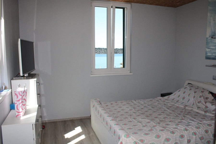 Chambre avec vue sur la mer, offre parfaite pour tous ceux qui veulent acheter une maison en Croatie et se réveiller chaque matin avec cette vue.