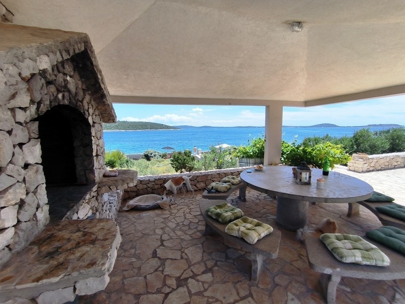 Pavillon barbecue au bord de la mer.