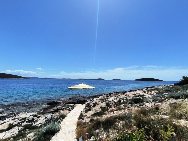 Chemin de la maison au rivage.