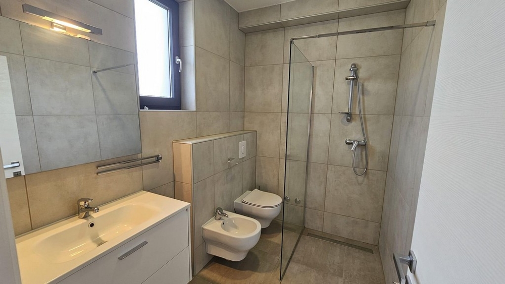 Salle de bains moderne avec douche