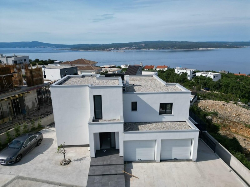 Villa moderne avec vue mer et deux garages à vendre.