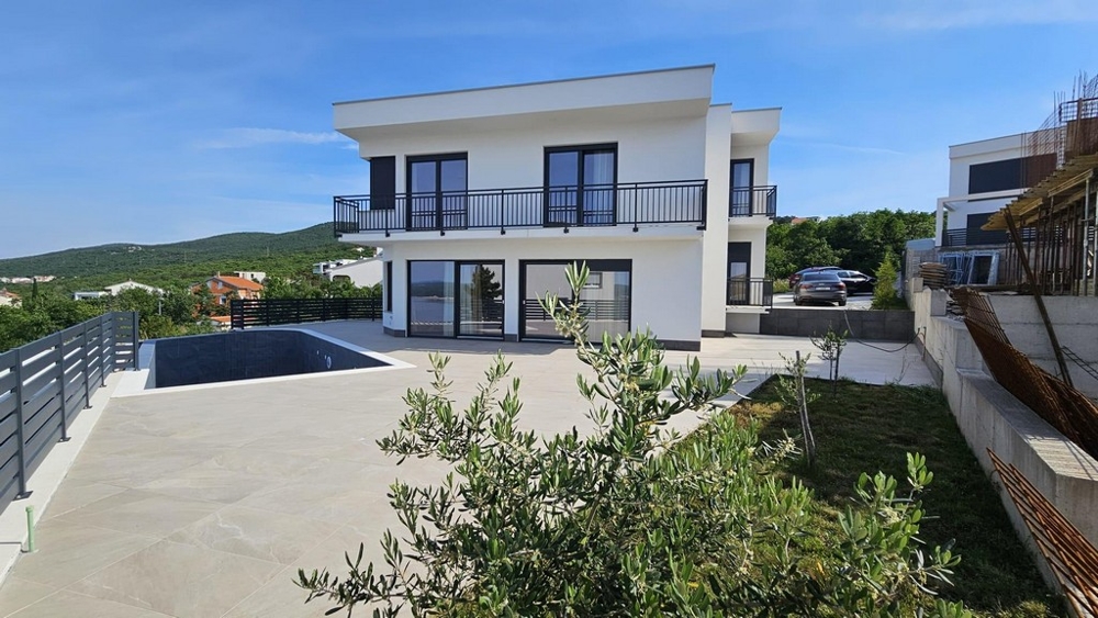 Villa moderne avec piscine à débordement et vue mer, idéale pour acheter une villa en Croatie