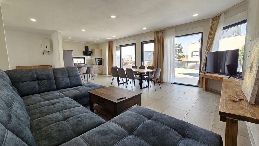 Salon lumineux avec cuisine ouverte, parfait pour l'achat d'une villa en Croatie