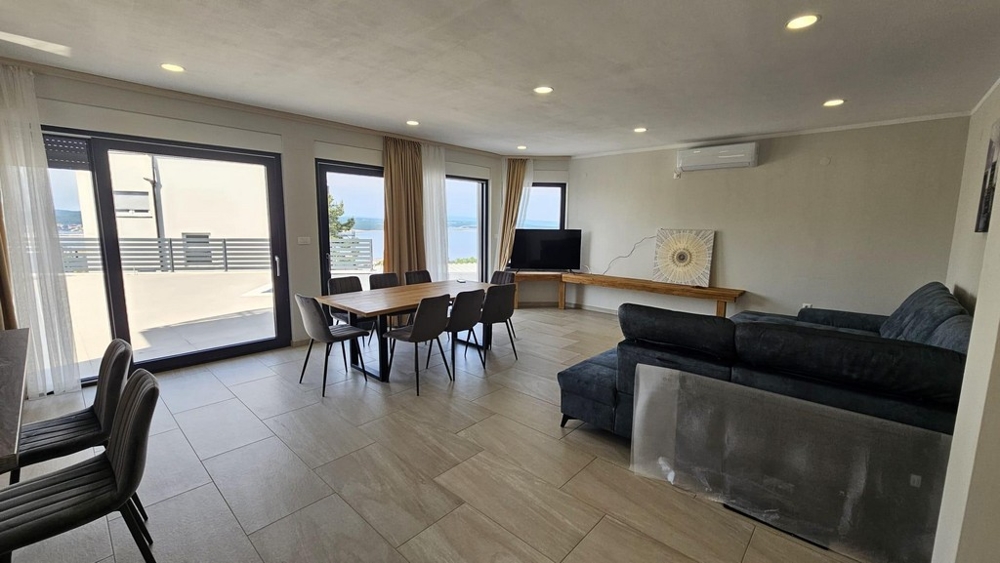 Séjour spacieux avec accès à la terrasse de la villa H3018, proposée à la vente à Crikvenica (Croatie).