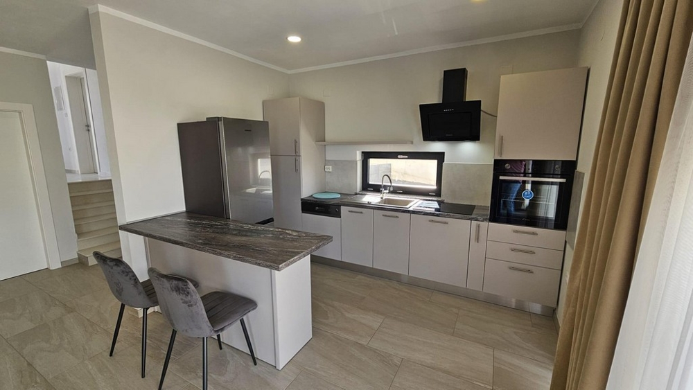 Cuisine moderne avec appareils haut de gamme, adaptée à l'achat d'une villa en Croatie