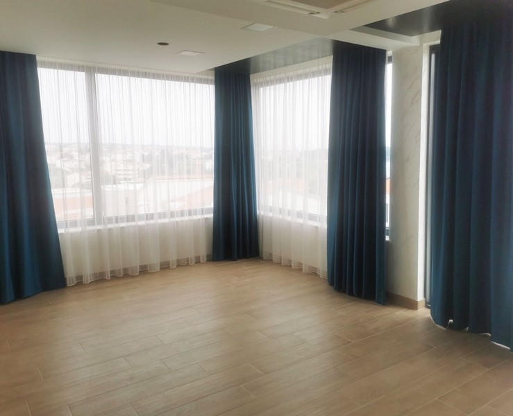 Autre chambre avec accès à la terrasse et vue sur la piscine