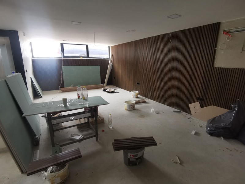 Spacieux salon de la villa pendant la phase finale de la rénovation