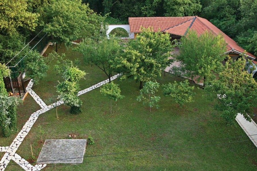 Vue du jardin d'en haut, maison à Porec, Croatie