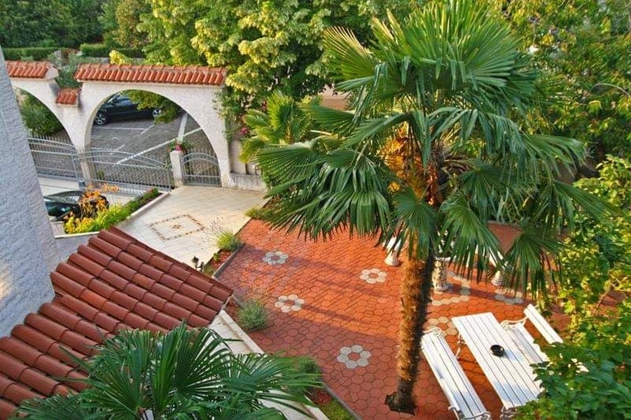 Cour intérieure avec palmiers, maison à Porec, Croatie