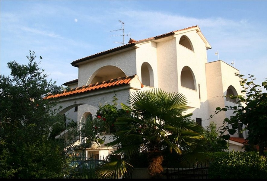 Façade de la maison avec arcs, maison à Porec, Croatie