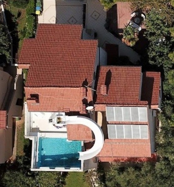 Vue aérienne de la maison avec piscine, maison à Porec, Croatie