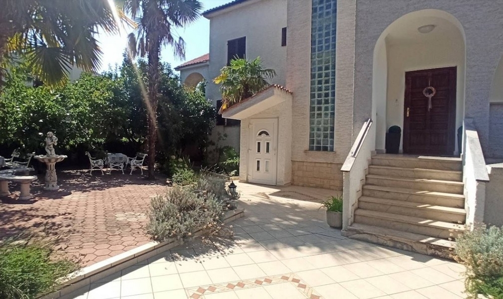 Entrée avec escaliers extérieurs et jardin, maison à Porec, Croatie