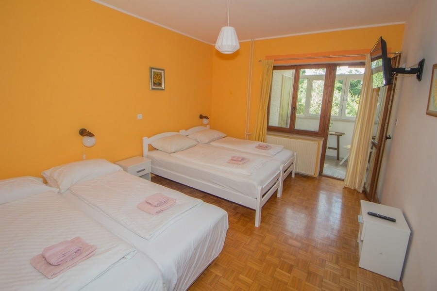 Chambre avec trois lits, maison à Porec, Croatie