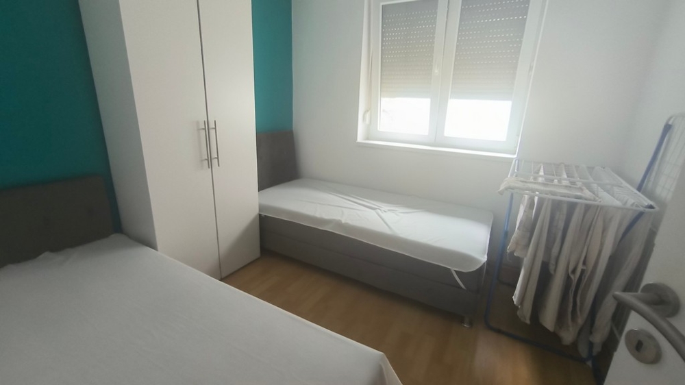 Chambre avec fenêtre et mobilier