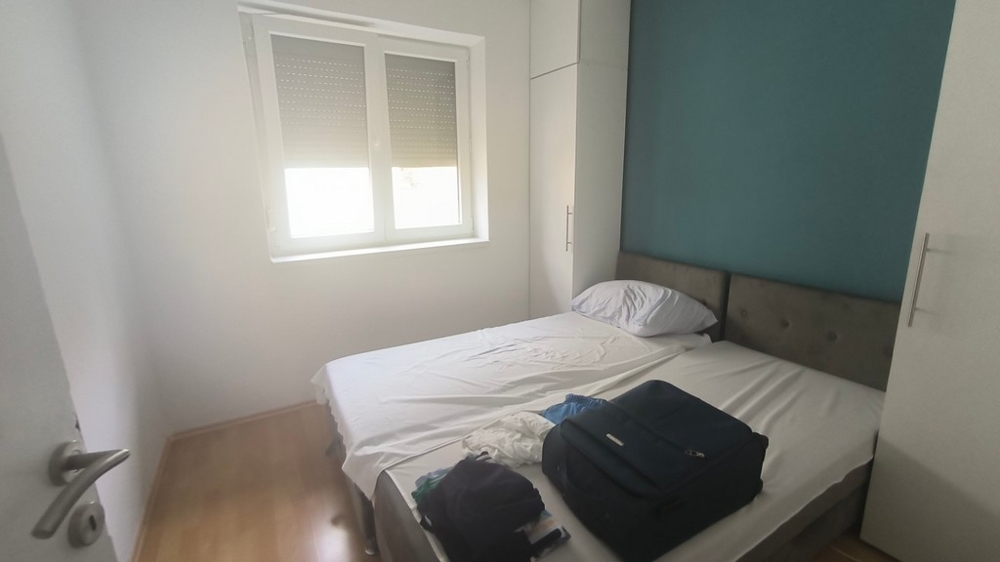 Petite chambre avec fenêtre