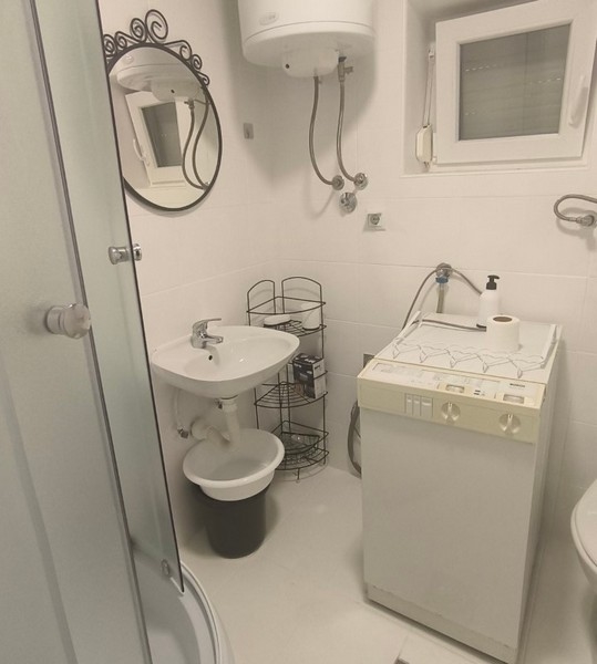 Salle de bains avec douche et fenêtre