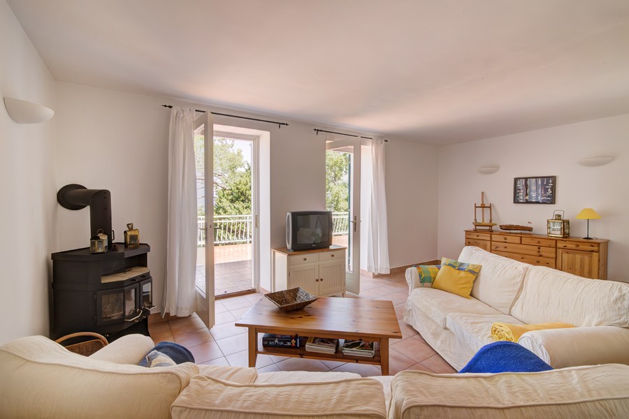 Grande terrasse en bord de mer de la maison H3033, à vendre en Croatie.
