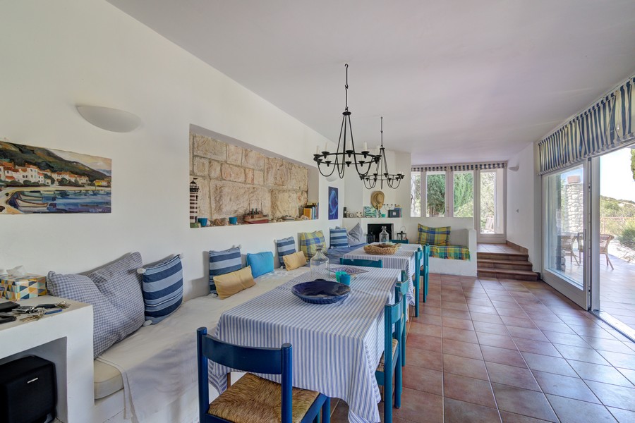 Cuisine méditerranéenne dans la maison H3033, vendue près de Senj en Croatie.