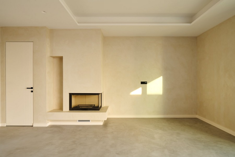 Cheminée dans le salon.