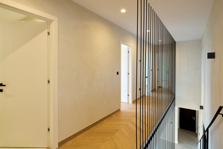 Étage et vue sur la cage d'escalier.