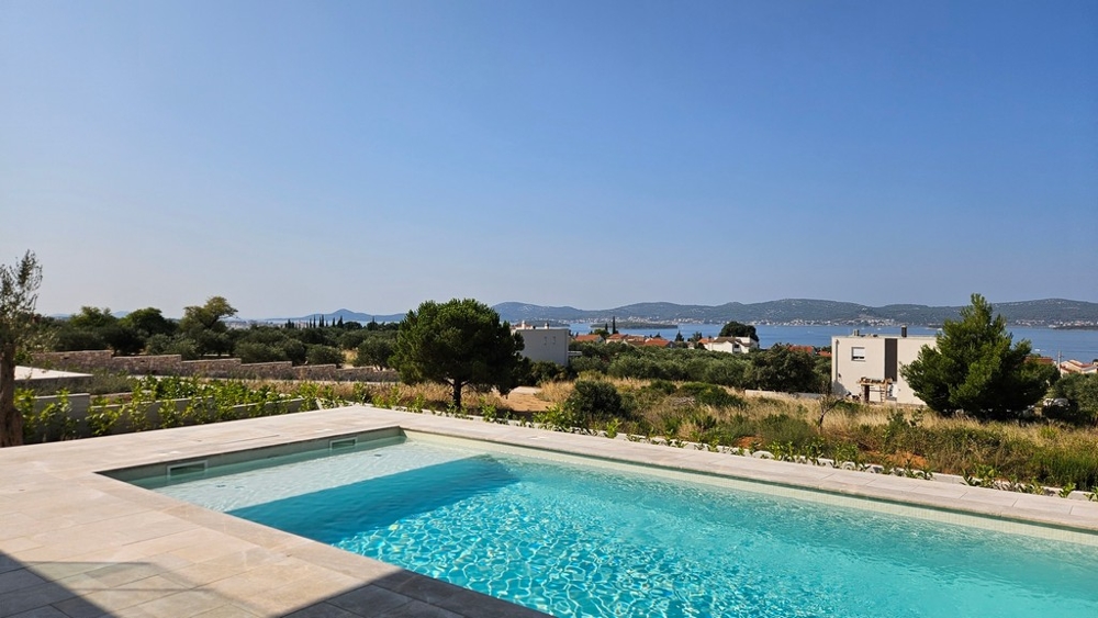 Piscine et vue mer du bien H3035 en Croatie.