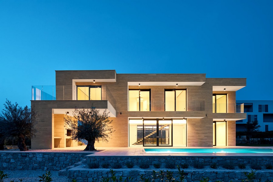 Villa illuminée avec olivier et piscine à l'heure bleue