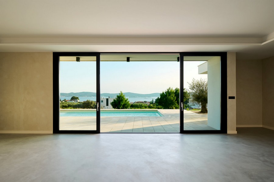 Séjour avec vue mer et vue sur la piscine.