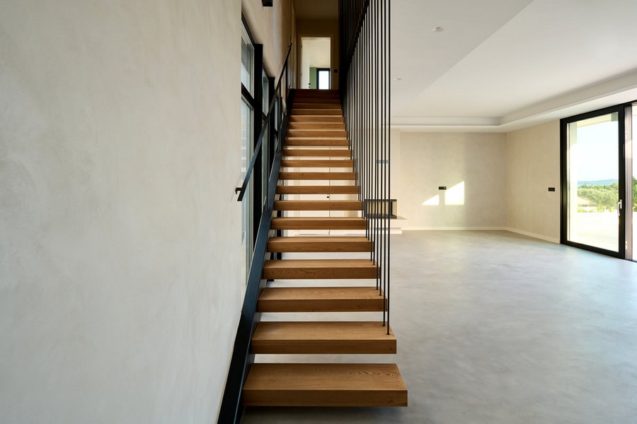 Escalier moderne vers l'étage.