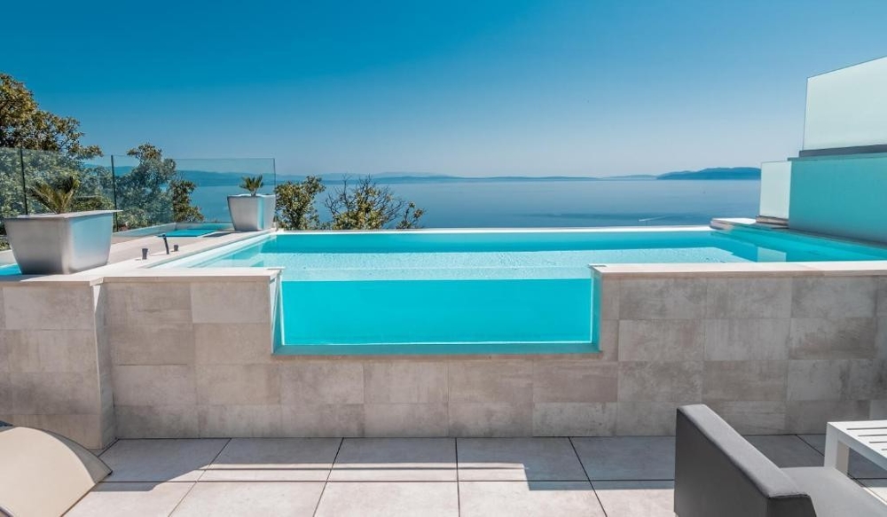 Maison jumelée à Volosko avec piscine au-dessus de la baie