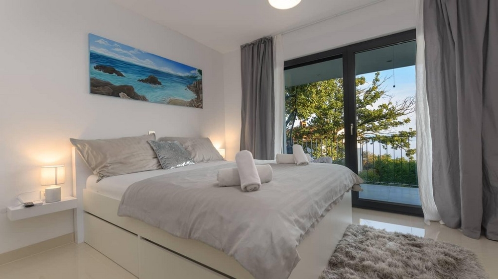 Chambre agréable avec balcon et vue sur la verdure luxuriante