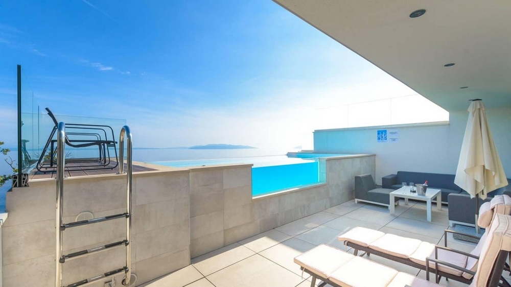 Terrasse avec piscine et vue panoramique sur la mer