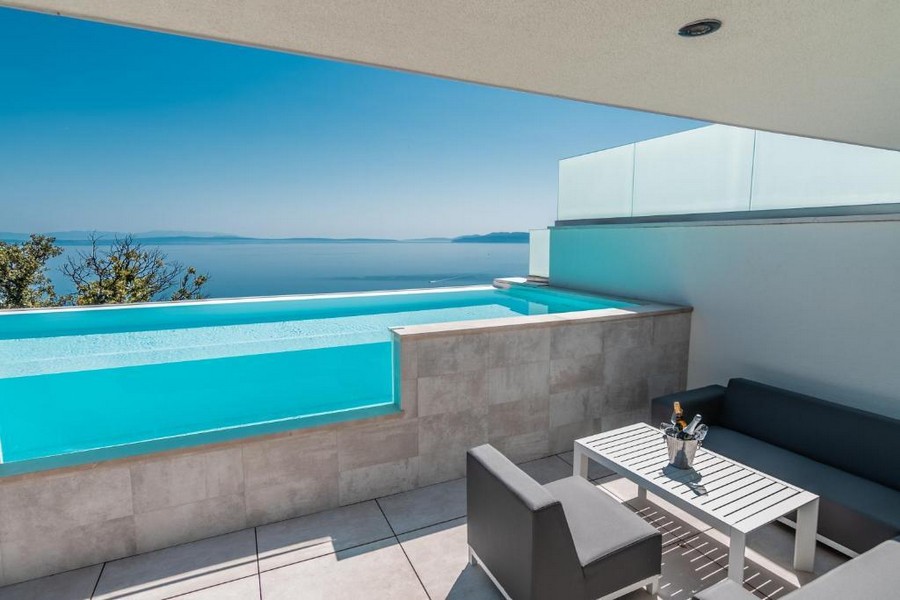 Terrasse moderne avec piscine à débordement et vue mer pittoresque