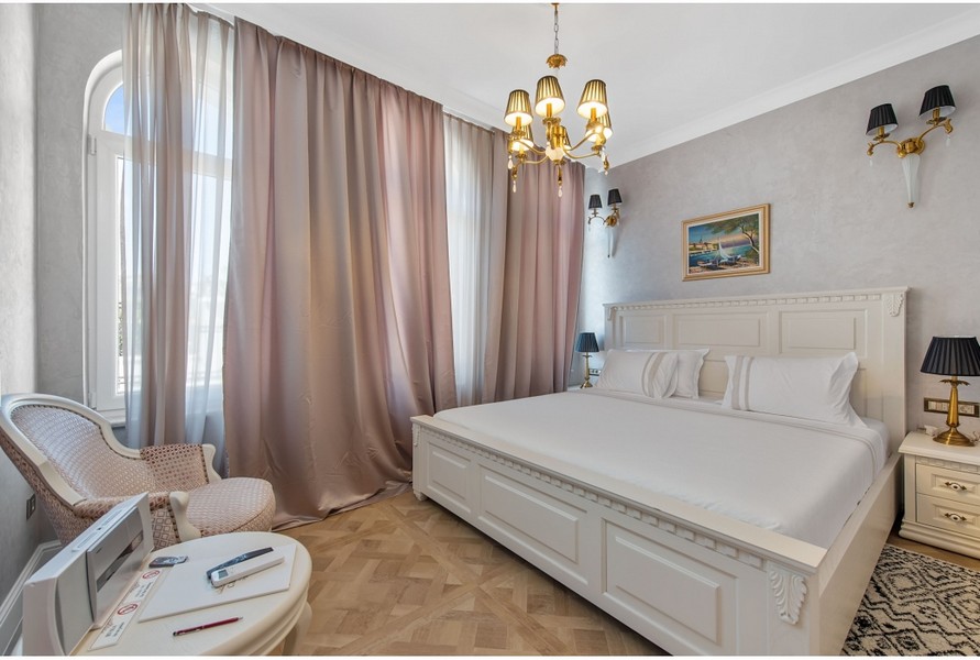Chambre de la villa H3042 avec un grand lit, un aménagement élégant et des sources de lumière naturelle