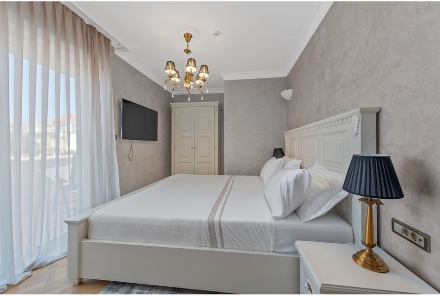 Deuxième chambre de la villa H3042 avec un grand lit et des équipements modernes