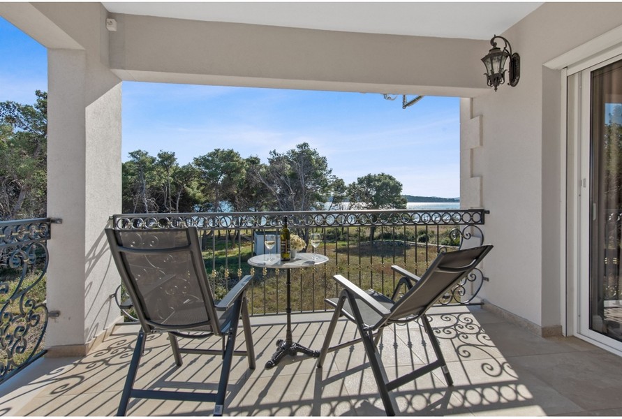 Balcon de la villa H3042 avec vue sur la mer et le jardin méditerranéen