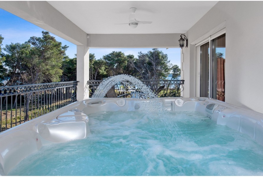 Jacuzzi sur la terrasse de la villa H3042 avec vue sur la mer et le jardin