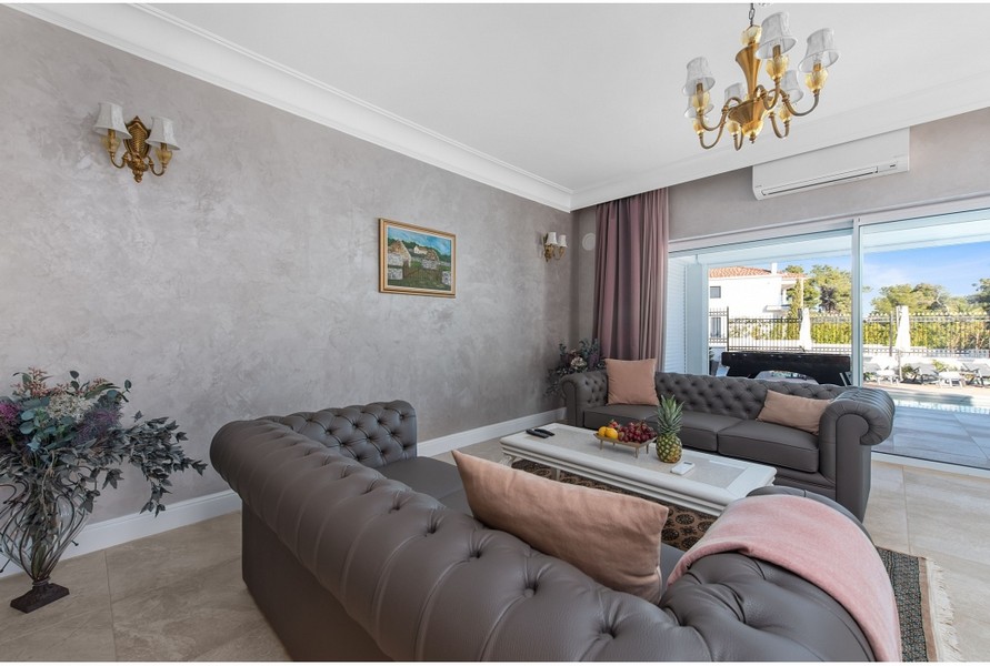 Salon élégant de la villa H3042 avec des canapés confortables et une vue sur l'espace extérieur