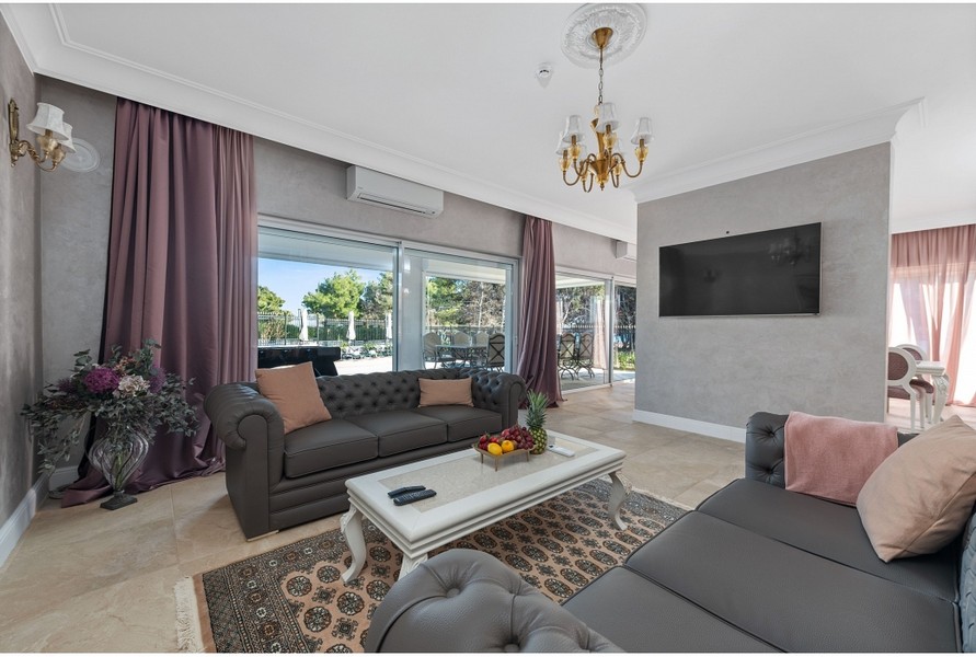 Grand salon de la villa H3042 qui se prolonge dans le coin repas, avec vue sur l'espace extérieur