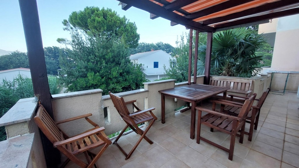 Terrasse avec vue sur la verdure de la maison H3044, en vente en Croatie sur l'île de Pag.