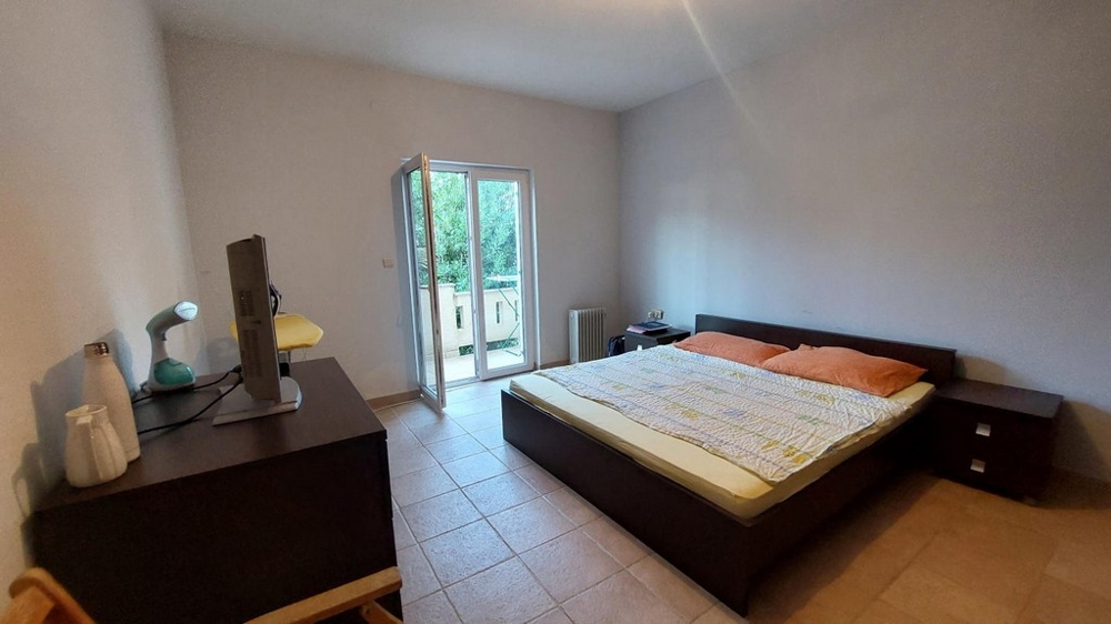 Chambre avec lit double et accès au balcon dans une maison en Croatie