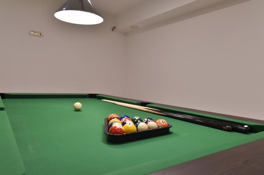 Table de billard dans la salle de loisirs de la maison H3045, en vente sur l'île de Krk.