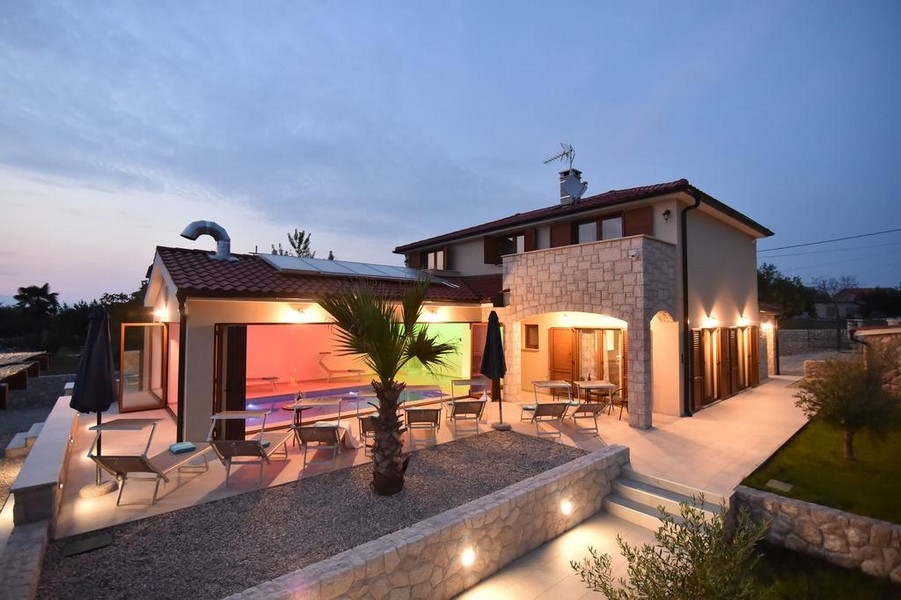 Villa en pierre éclairée à la lumière du soir - bien H3045 en Croatie, Krk.