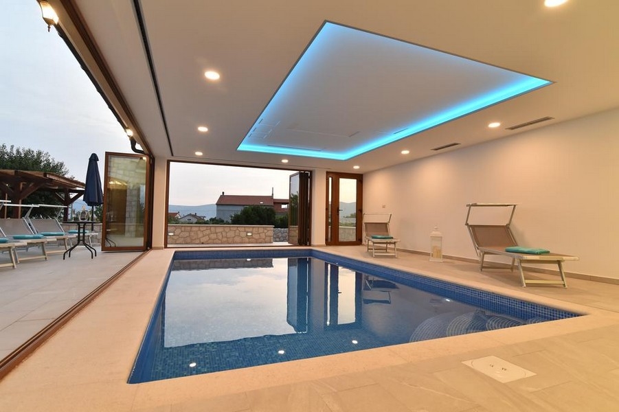 Piscine intérieure de la villa H3045, en vente en Croatie près de Krk.