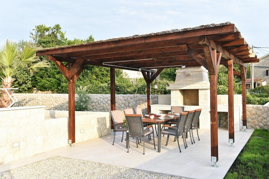 Coin repas couvert et barbecue du bien H3045 sur l'île de Krk en Croatie.