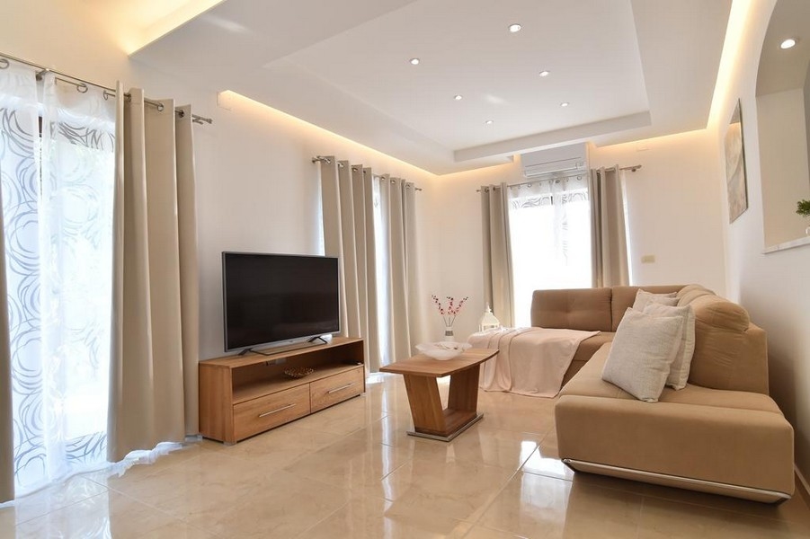 Salon moderne avec canapé et télévision