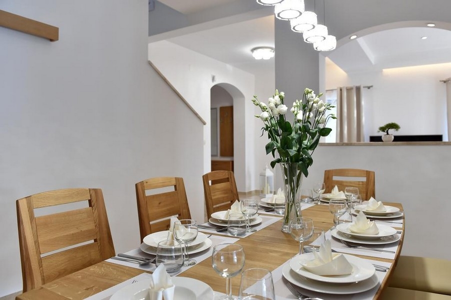 Coin repas élégant avec table dressée et composition florale