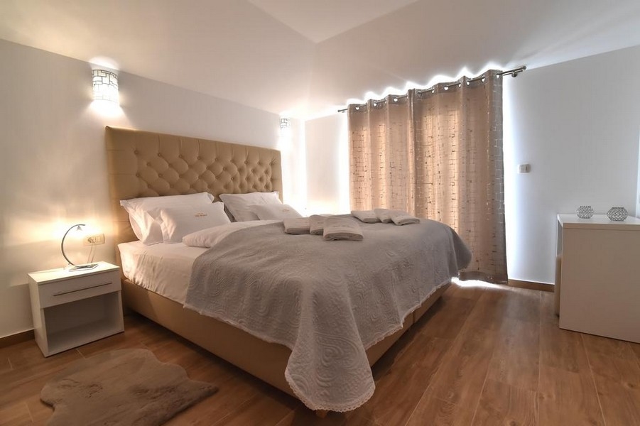 Chambre avec lit double et aménagement de bon goût,