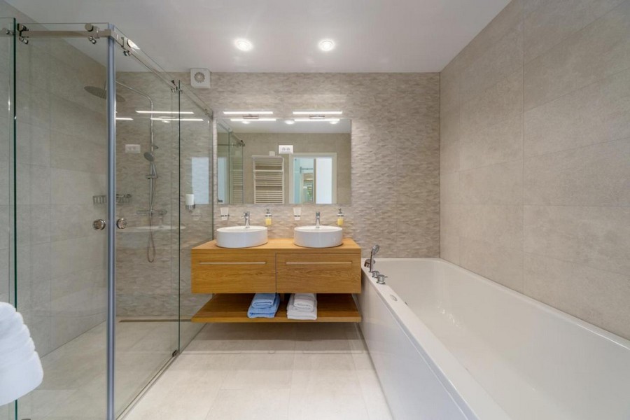 Salle de bains avec douche et baignoire