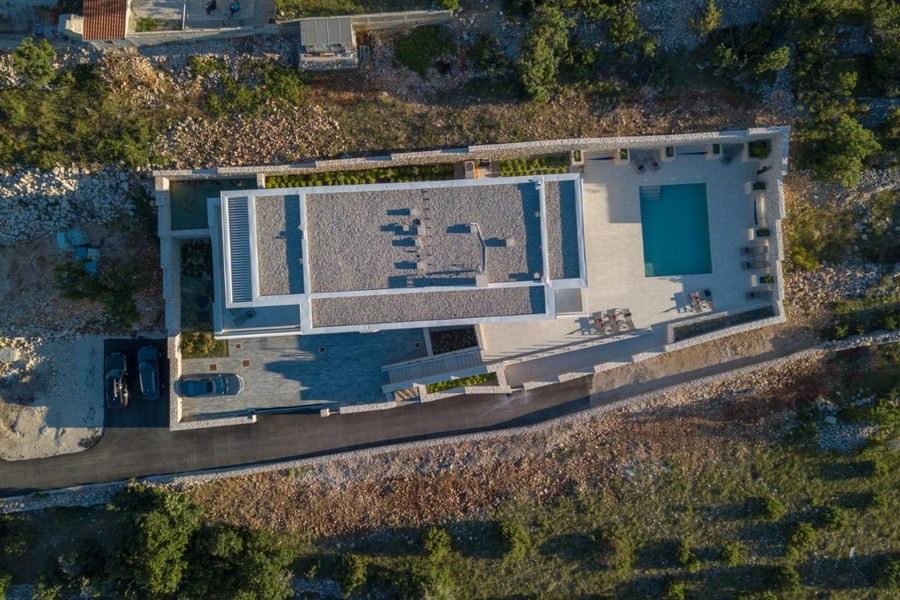 Vue aérienne de la villa et de la piscine